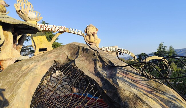 Парк на горі Мтацмінда. Фото: автор