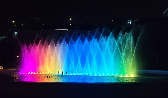 Увечері місто переливається різнобарвними вогнями. Фото: автор