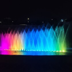 Увечері місто переливається різнобарвними вогнями. Фото: автор