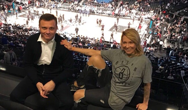 Обоє з`являлися на сторінках та в сюжетах медіа як відомі особистості, чітко розділяючи сфери присутності: Сергій – мультимільйонер та політичний менеджер, Зінаїда – художниця.