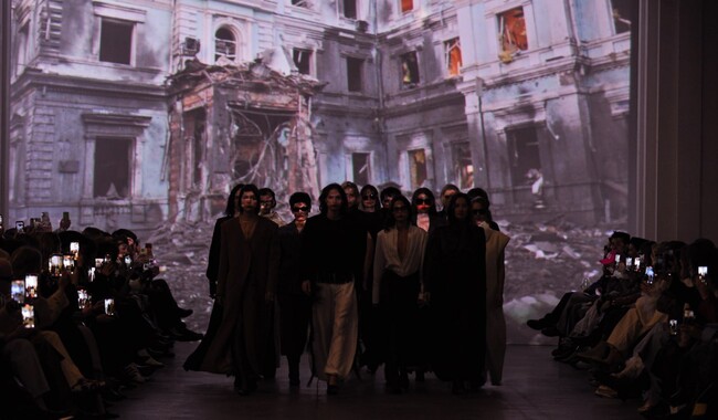 Колекція дизайнерки Анни Назарян (Nazarelli) – стриманість, драматичність та чуттєвість. Фото: Володимир Босак (Ukrainian Fashion Week)