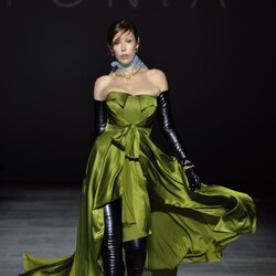 Бренд TONiA у пошуках натхнення звернувся до періоду складних форм та витонченого аристократичного стилю. Фото: Володимир Босак (Ukrainian Fashion Week)