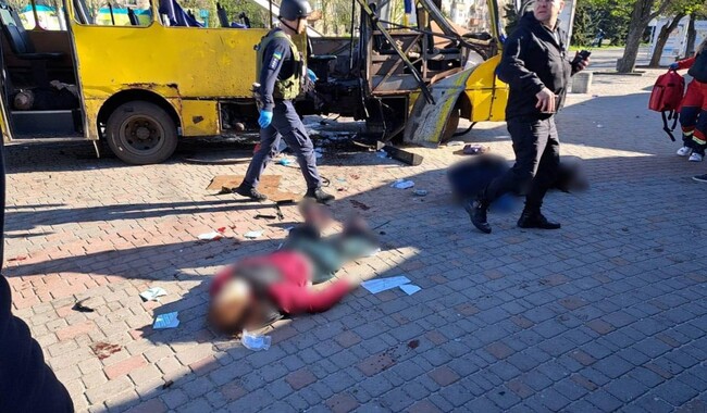 Удар российского дрона по автобусу в Никополе 7 апреля. Фото: t.me/dsns_telegram