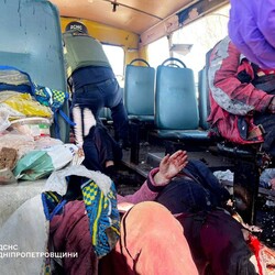 Удар российского дрона по автобусу в Никополе 7 апреля. Фото: t.me/dsns_telegram