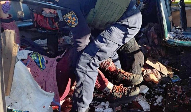 Удар российского дрона по автобусу в Никополе 7 апреля. Фото: t.me/dsns_telegram