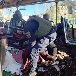 Удар российского дрона по автобусу в Никополе 7 апреля. Фото: t.me/dsns_telegram