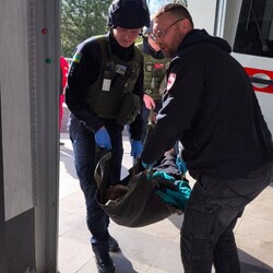 Удар российского дрона по автобусу в Никополе 7 апреля. Фото: t.me/dsns_telegram