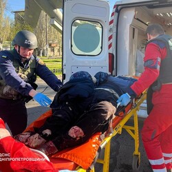 Удар российского дрона по автобусу в Никополе 7 апреля. Фото: t.me/dsns_telegram