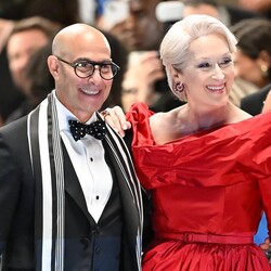 Красное платье на Миранде Пристли – от Balenciaga. Фото: JAMES DEVANEY via teenvogue.com