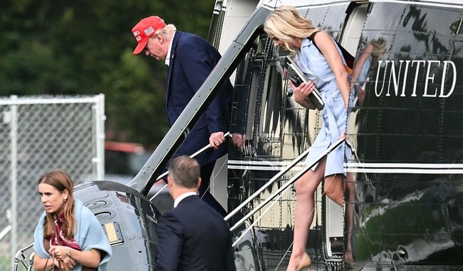 Дональд Трамп и Натали Харп вместе вернулись в Белый дом после выходных в гольф-клубе в Нью-Джерси, 16 августа 2026. Фото: Mandel NGAN / AFP via Getty Images