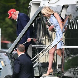 Дональд Трамп и Натали Харп вместе вернулись в Белый дом после выходных в гольф-клубе в Нью-Джерси, 16 августа 2026. Фото: Mandel NGAN / AFP via Getty Images
