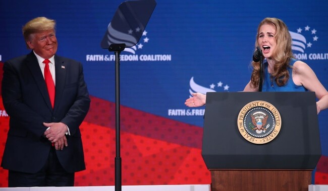 Дональд Трамп (во время первого срока) пригласил Натали Харп на сцену во время конференции «Путь к большинству в политике», июнь 2019 года. Фото: Mark Wilson/Getty Images