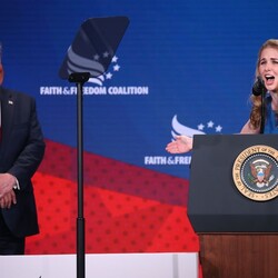 Дональд Трамп (во время первого срока) пригласил Натали Харп на сцену во время конференции «Путь к большинству в политике», июнь 2019 года. Фото: Mark Wilson/Getty Images