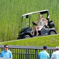Натали Харп в гольф-клубе Trump National, штат Вирджиния, 9 мая 2026 года. Фото: Aaron Schwartz / AFP via Getty Images