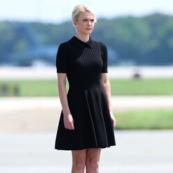 Натали Харп на торжественной церемонии на авиабазе Довер 22 июля 2026 года.  Фото: Kevin Dietsch/Getty Images