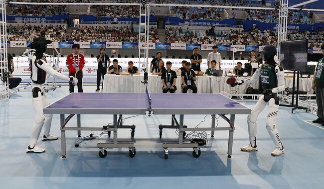 Трибуны следят за точными движениями игры в теннис. Фото: Emre Aytekin/Anadolu via Getty Images