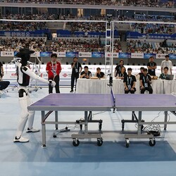 Трибуны следят за точными движениями игры в теннис. Фото: Emre Aytekin/Anadolu via Getty Images