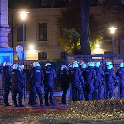 Полицейские оцепили здание Конституционного трибунала. Фото: facebook.com/id=100066649567461