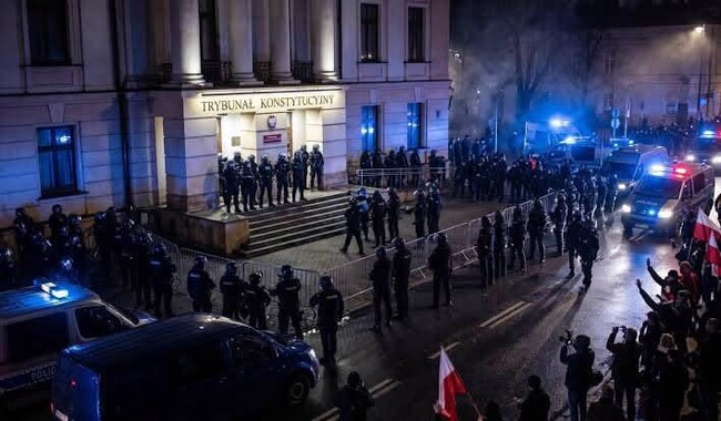 Здание Конституционного трибунала взяли под охрану силовики. Фото: facebook.com/debowski.henryk