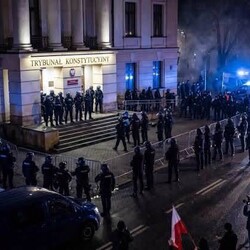 Здание Конституционного трибунала взяли под охрану силовики. Фото: facebook.com/debowski.henryk