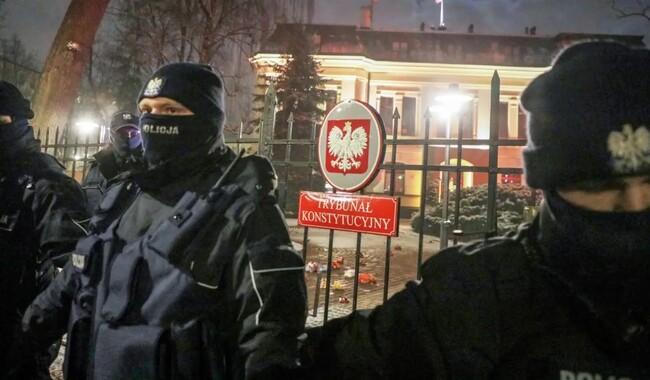 Полицейские не дают толпе проникнуть в здание трибунала. Фото: facebook.com/pawelpwroblewski