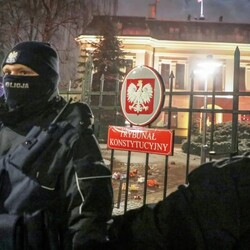 Полицейские не дают толпе проникнуть в здание трибунала. Фото: facebook.com/pawelpwroblewski
